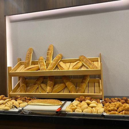 Hotel Ramada By Wyndham Istanbul Umraniye Esterno foto