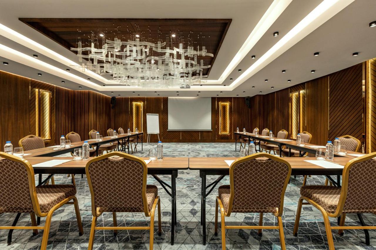 Hotel Ramada By Wyndham Istanbul Umraniye Esterno foto