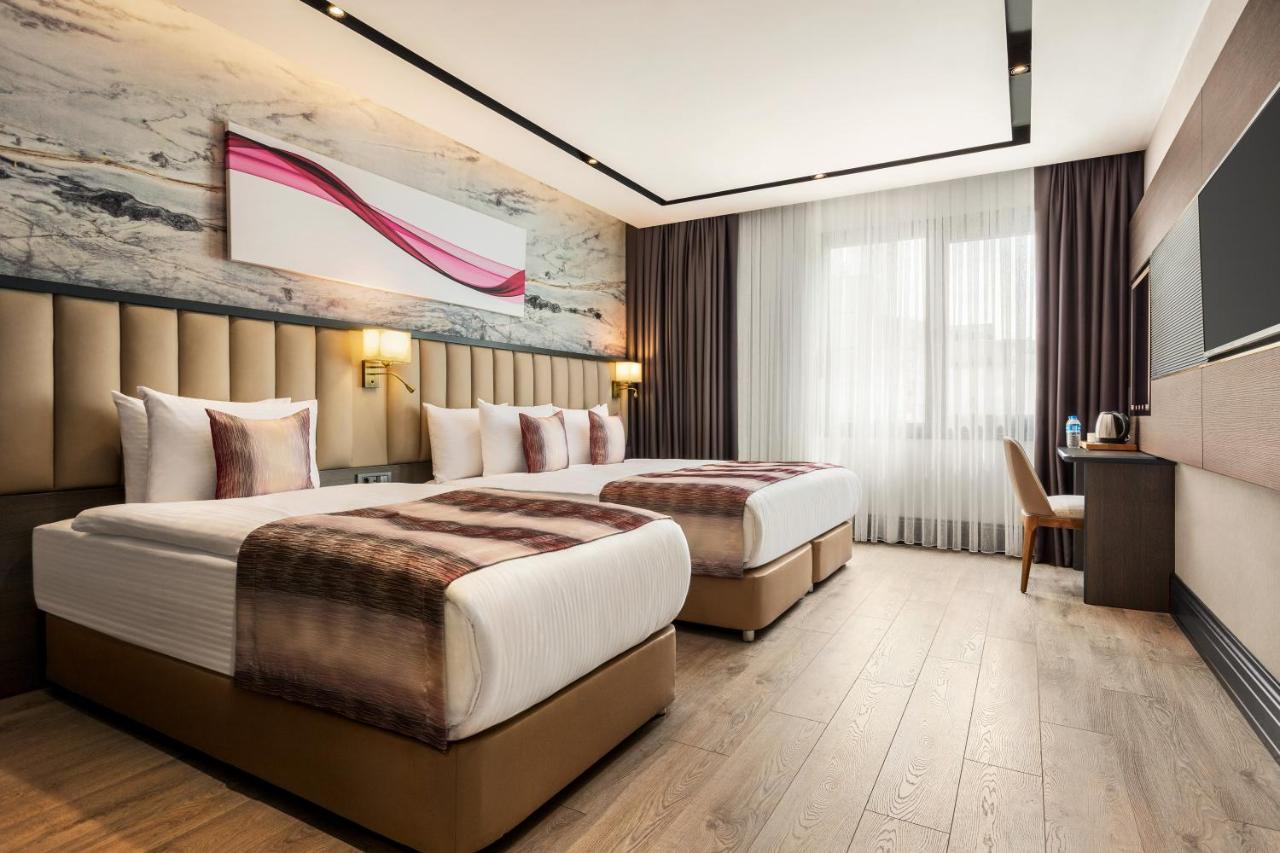 Hotel Ramada By Wyndham Istanbul Umraniye Esterno foto