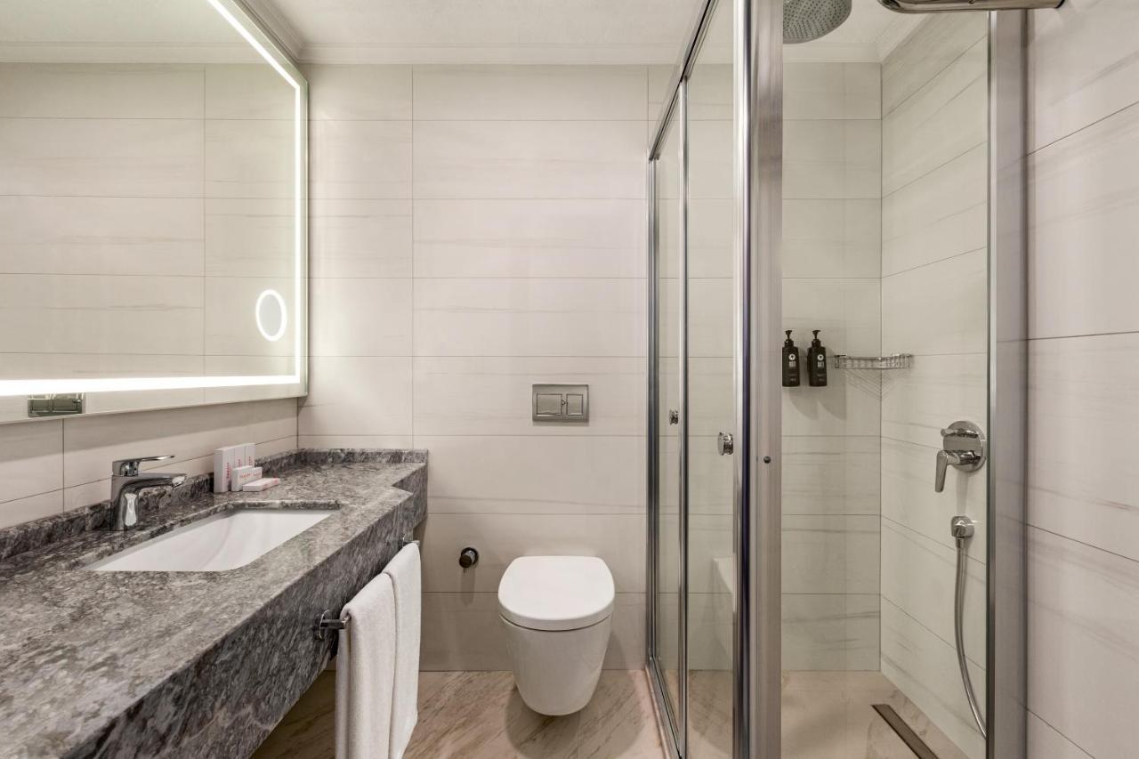 Hotel Ramada By Wyndham Istanbul Umraniye Esterno foto