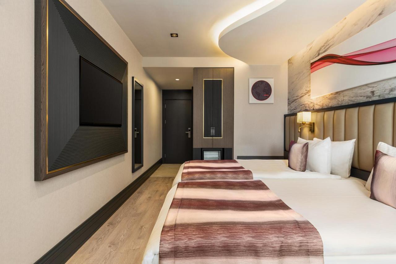 Hotel Ramada By Wyndham Istanbul Umraniye Esterno foto