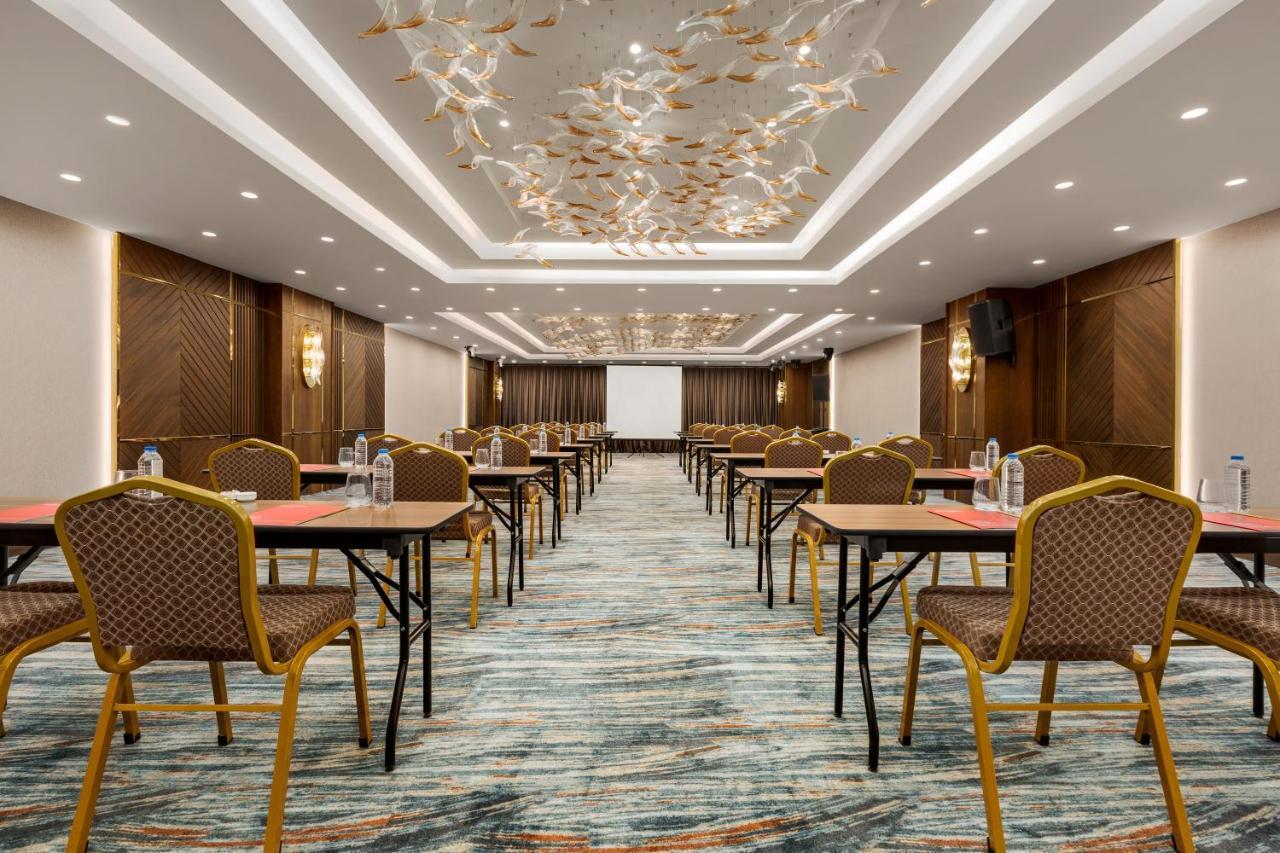 Hotel Ramada By Wyndham Istanbul Umraniye Esterno foto