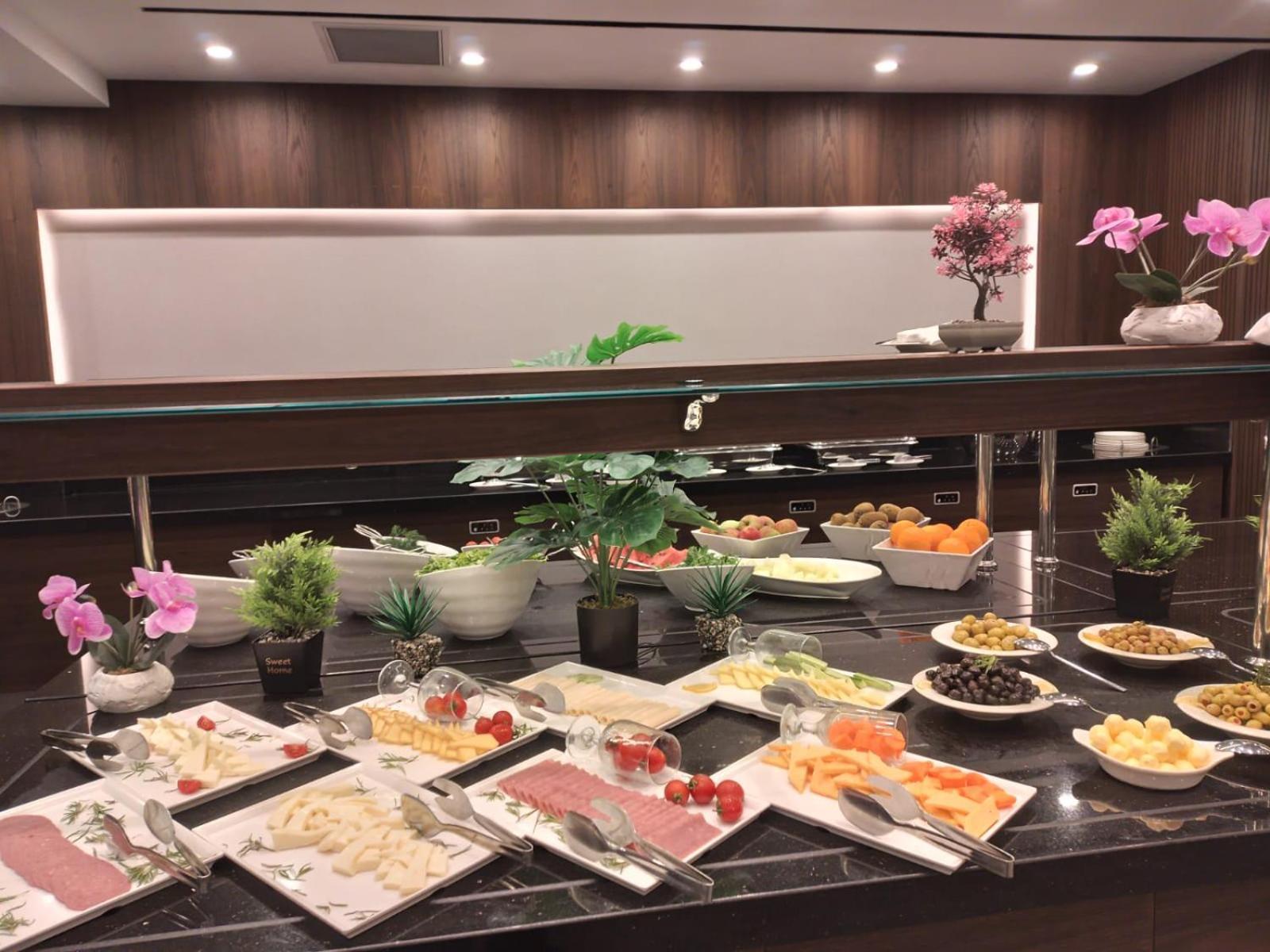 Hotel Ramada By Wyndham Istanbul Umraniye Esterno foto